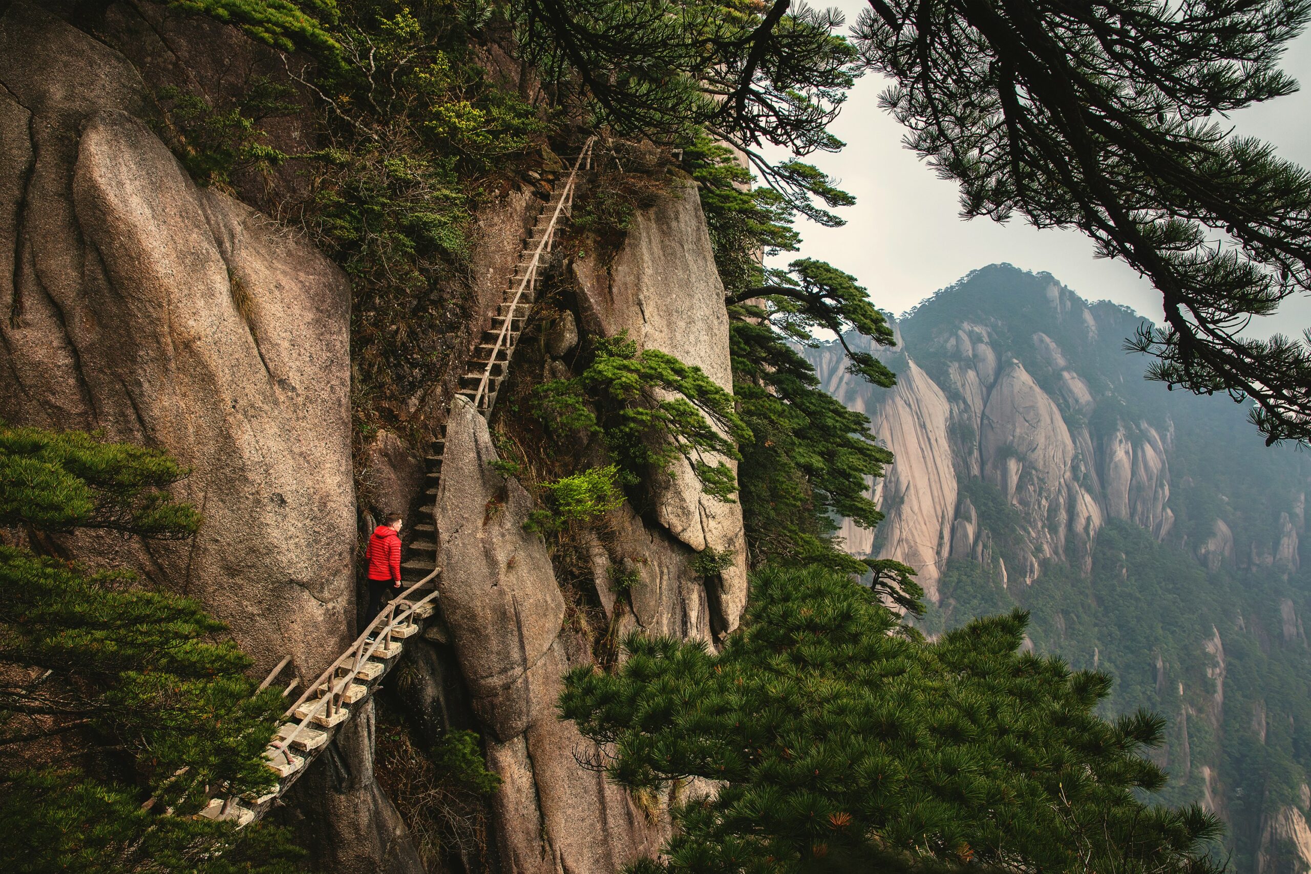 A dramatic cliffside view over Huashan Mountain